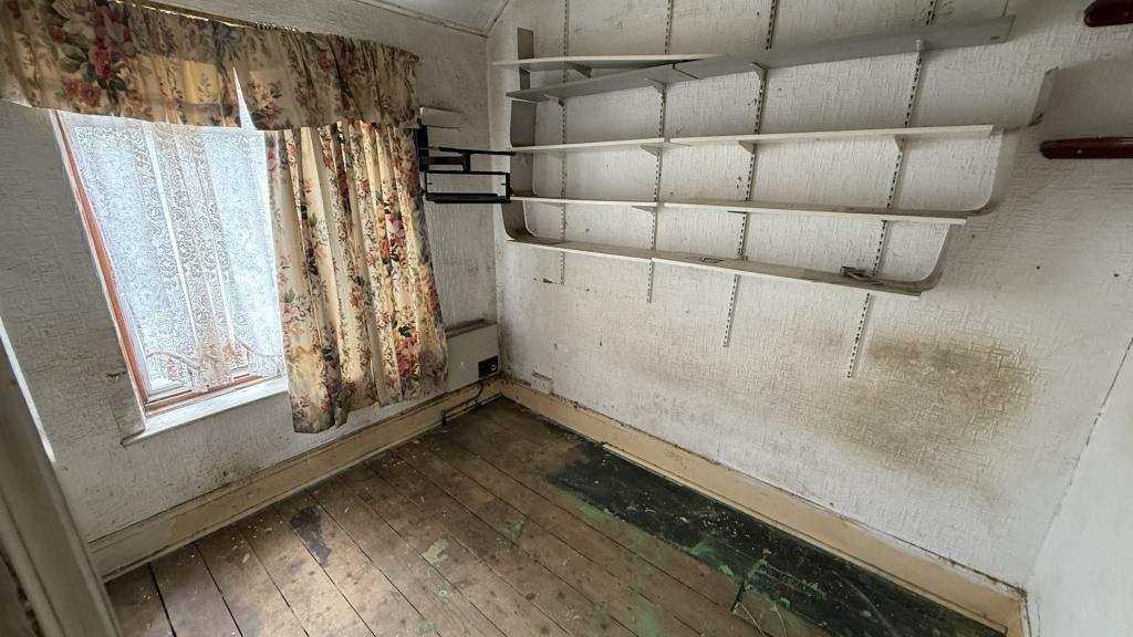 Lot: 136 - TERRACE HOUSE FOR REFURBISHMENT - Internal image of bedroom 2